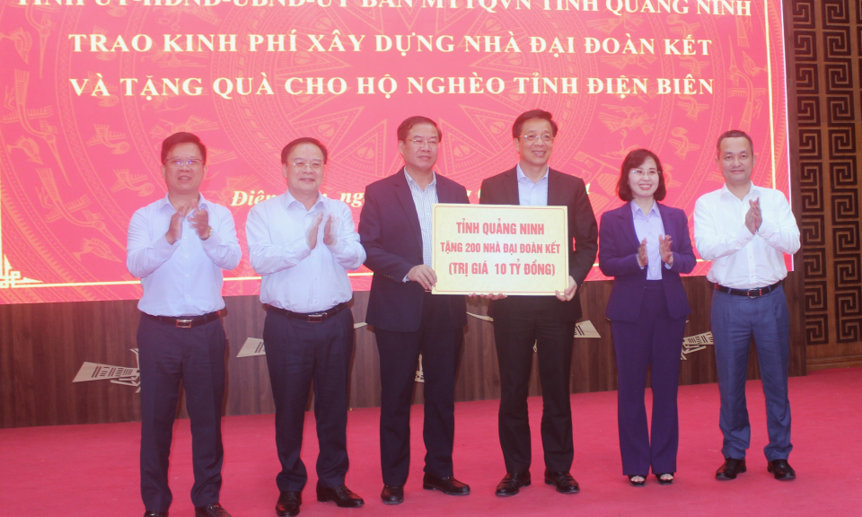 Tỉnh Quảng Ninh trao kinh phí làm nhà đại đoàn kết và tặng quà cho hộ nghèo Điện Biên