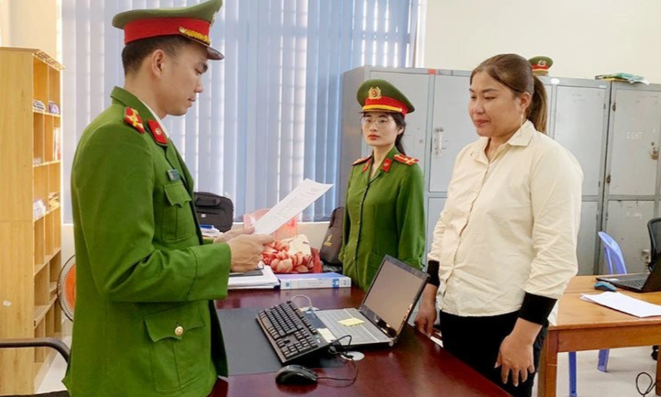 Làm giả sổ tiết kiệm 1 tỷ đồng mang đến ngân hàng rút tiền