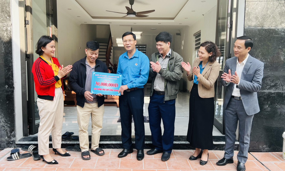 Công đoàn ngành GTVT Quảng Ninh: Trao hỗ trợ Mái ấm công đoàn