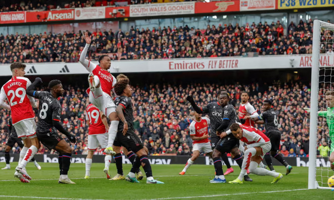 Arsenal thắng lớn ở Ngoại hạng Anh