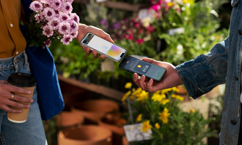 Apple chia sẻ công nghệ 'chạm để thanh toán'