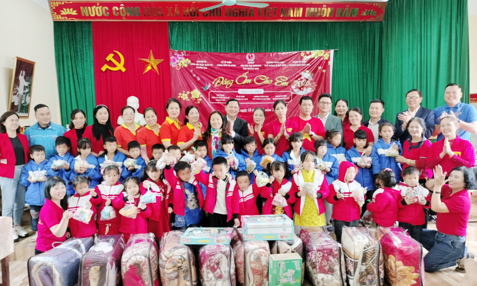 Tết ấm cho những người yếu thế