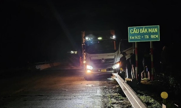 Xe tải tông liên hoàn trên đèo Lò Xo, một phụ nữ tử vong