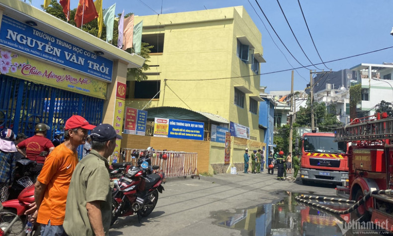 Cháy công ty trang sức ở TP.HCM, hàng chục người tháo chạy