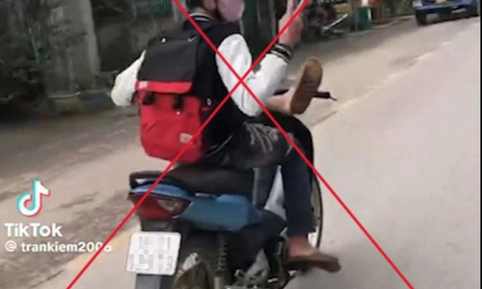 Lập biên bản, tạm giữ xe máy của học sinh lái xe bằng chân