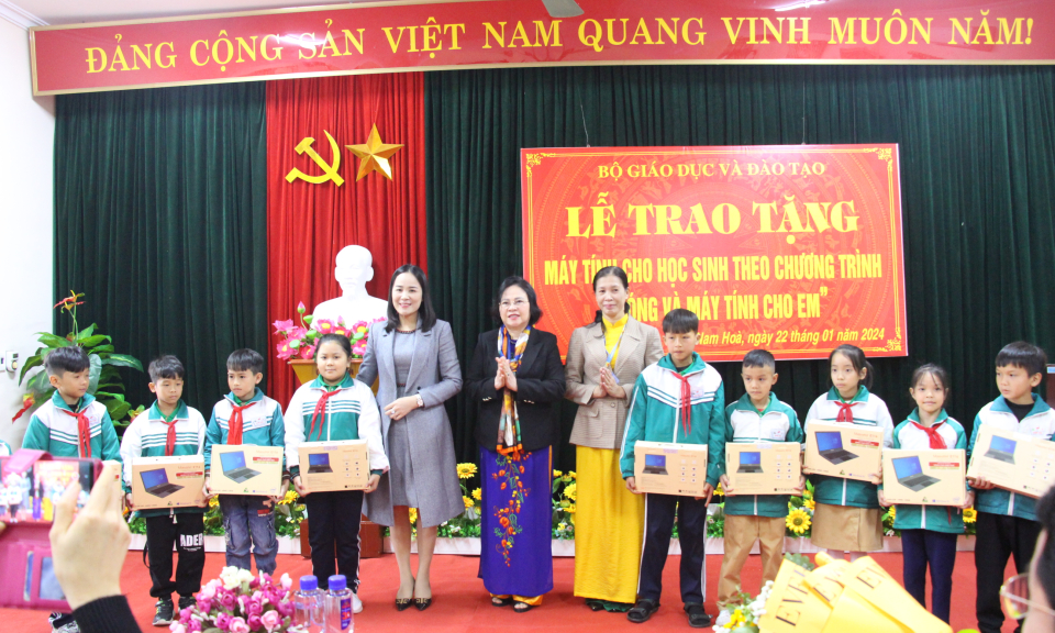 Thứ trưởng Bộ Giáo dục và Đào tạo Ngô Thị Minh trao tặng 100 máy tính cho học sinh khó khăn