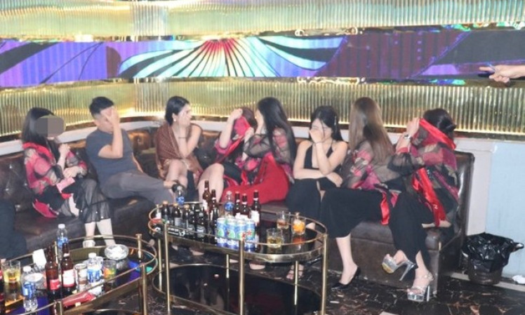 Hà Nội: Cảnh sát test ma túy với hơn 230 người có mặt tại quán karaoke lúc rạng sáng