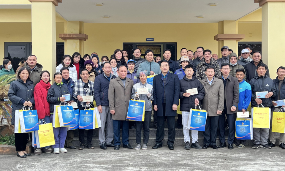 Thăm, tặng quà doanh nghiệp, người lao động khó khăn