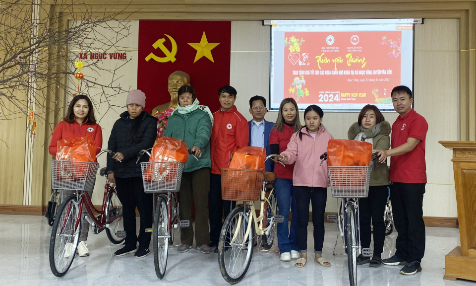 Tặng quà Tết cho người có hoàn cảnh khó khăn tại xã Ngọc Vừng (huyện Vân Đồn)