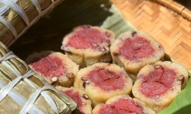 Hau Giang’s cylindrical sticky rice cake stuffed with banana: A culinary delight for Tet festival
