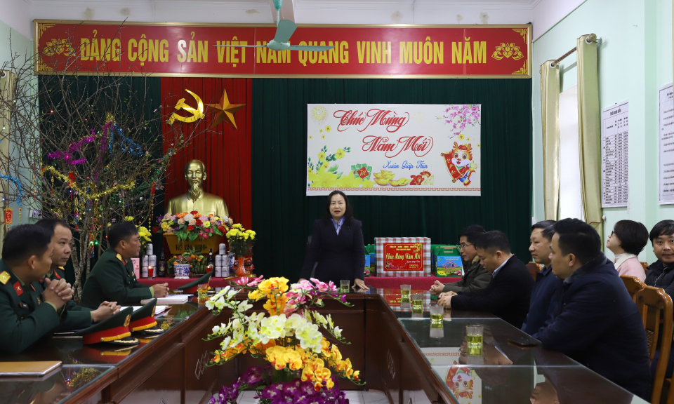 Phó Chủ tịch Thường trực HĐND tỉnh thăm, tặng quà Tết tại huyện Bình Liêu