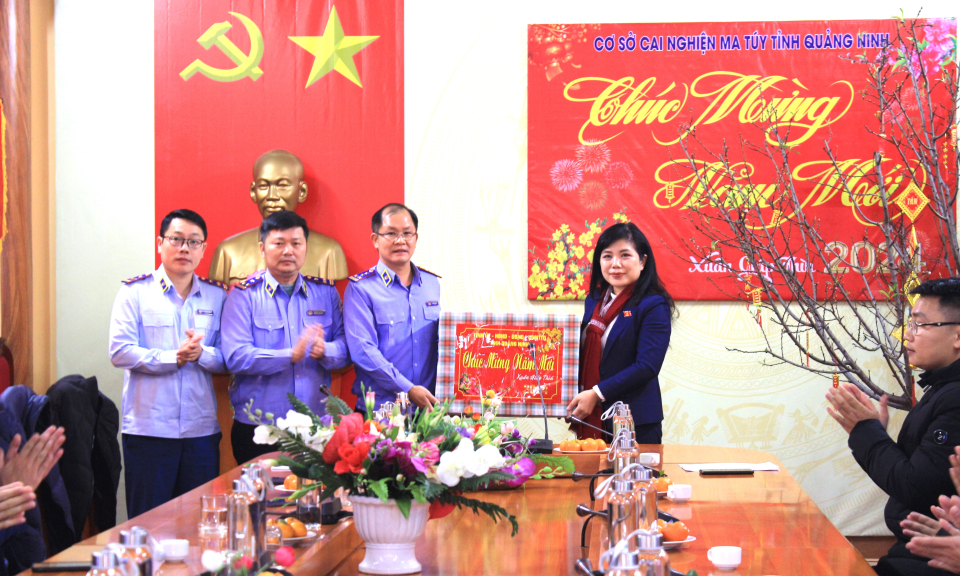 Phó trưởng Đoàn Đại biểu Quốc hội tỉnh thăm, tặng quà Tết Giáp Thìn
