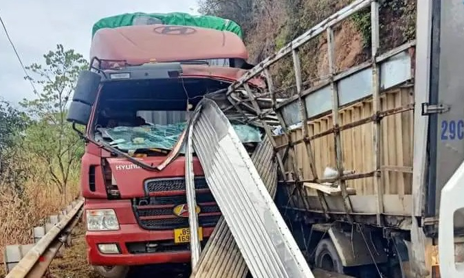 Sơn La: Xe đầu kéo húc xe tải trên QL6, hai tài xế mắc kẹt trong cabin