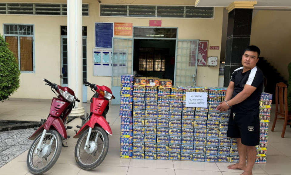 Gần 400 kg pháo nổ lậu giấu trong nghĩa địa