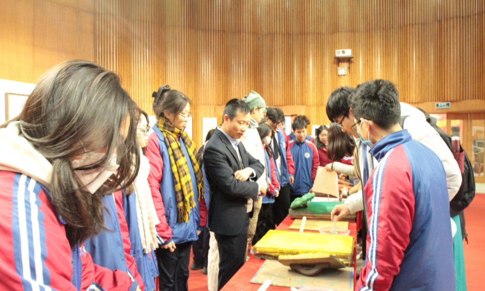 Exhibition themed “Spring colours through folk paintings” opened in Ha Long 