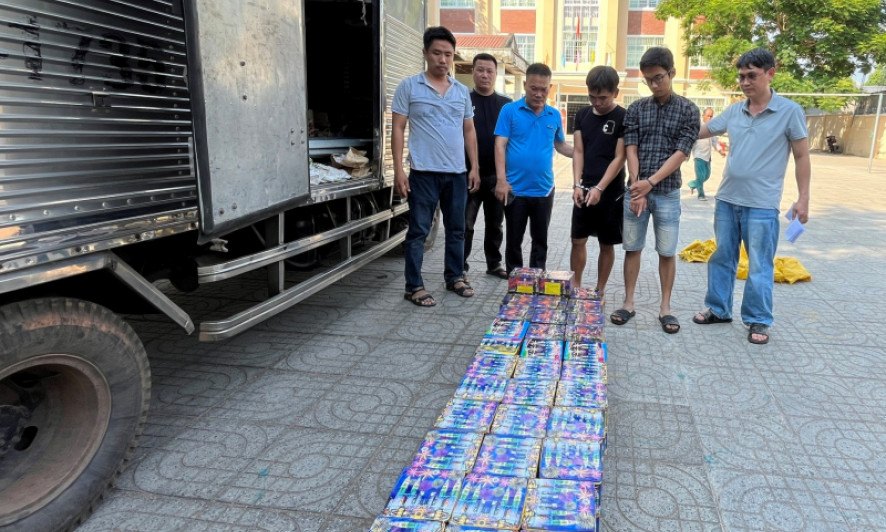 Truy đuổi, nổ súng khống chế 2 thanh niên chở pháo lậu