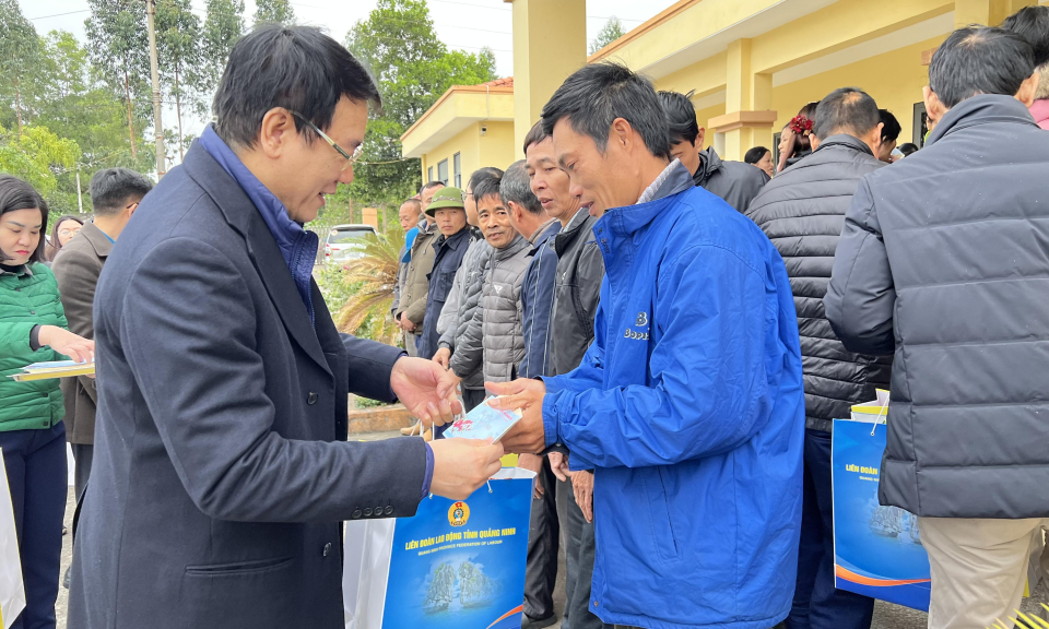 Xuân về với người lao động