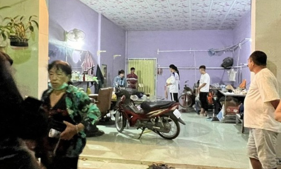 Chồng nguy kịch, vợ cũ tử vong trong căn nhà khóa cửa