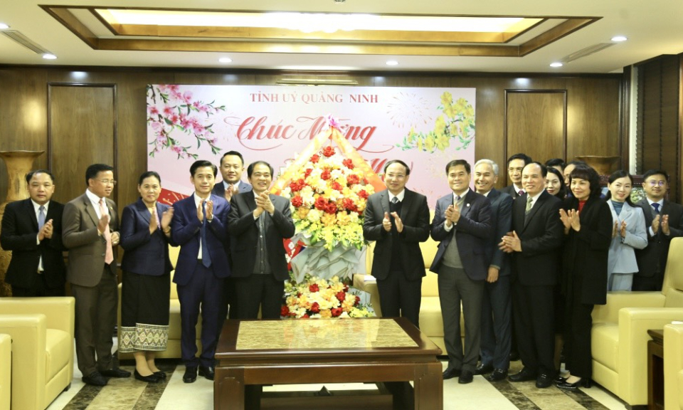 Đồng chí Bí thư Tỉnh ủy tiếp xã giao Đoàn đại biểu tỉnh Hủa Phăn (CHDCND Lào)