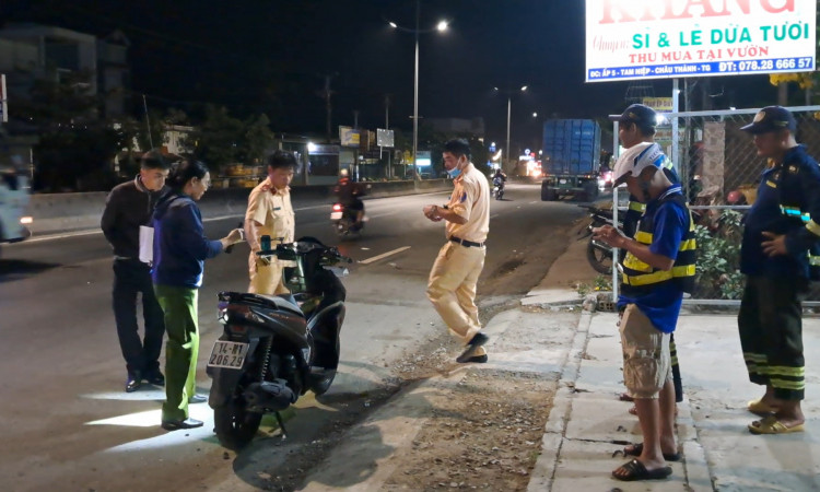 Va chạm với xe đầu kéo, 2 cô gái trẻ thương vong
