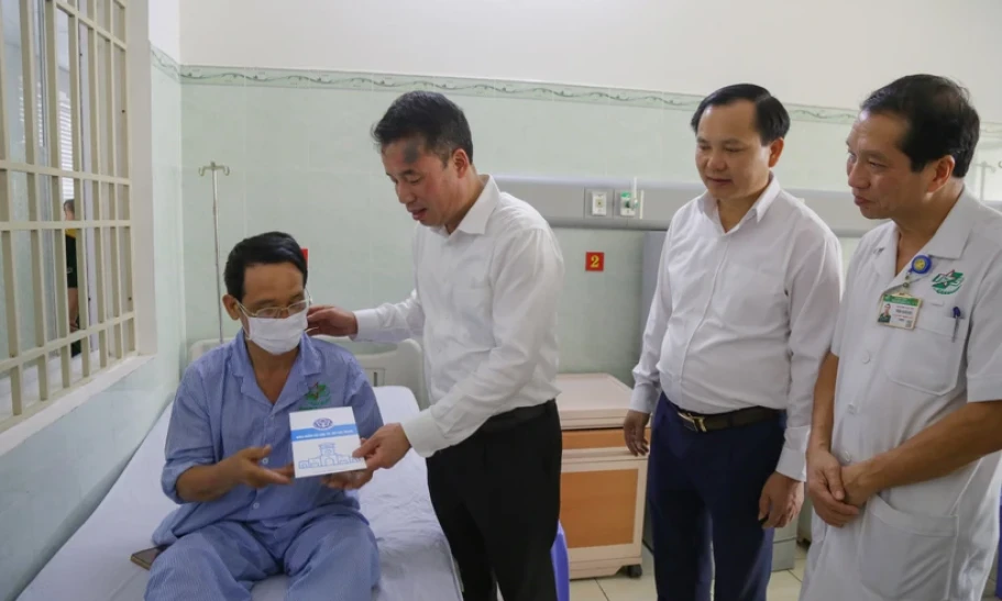 Tặng sổ Bảo hiểm Xã hội, thẻ BHYT và quà cho bệnh nhân nghèo 