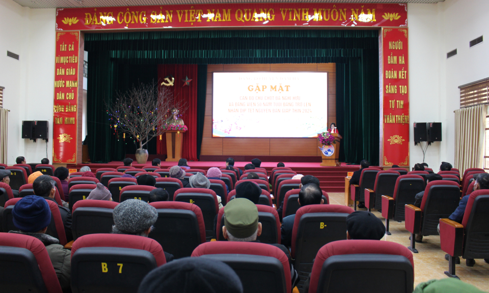 Đầm Hà: Gặp mặt cán bộ chủ chốt đã nghỉ hưu và đảng viên 50 năm tuổi Đảng trở lên nhân dịp Tết Nguyên đán 
