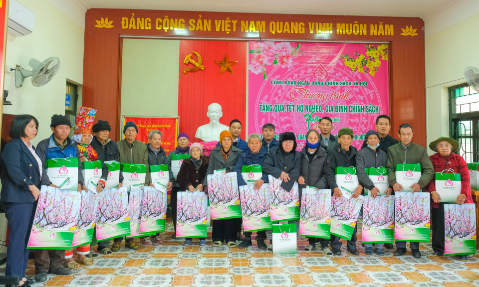 Trao tặng 70 suất quà Tết cho các hộ gia đình chính sách tại huyện Hải Hà