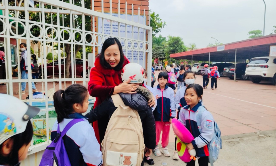 Chào đón học sinh đến trường hằng ngày