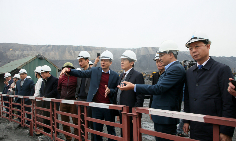 Houaphan Party Secretary visited Ha Tu Coal Mine