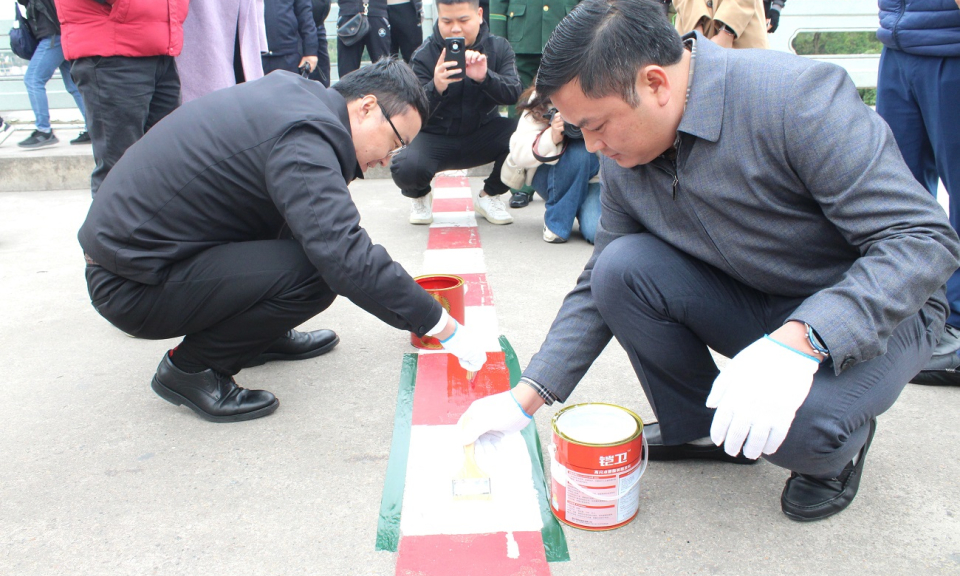 TP Móng Cái (Việt Nam) - TP Đông Hưng (Trung Quốc): Sơn lại vạch phân quản cầu Bắc Luân I và cầu Phao