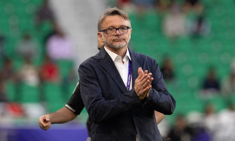 Bóng đá phải có thành tích, HLV Troussier hãy thay đổi