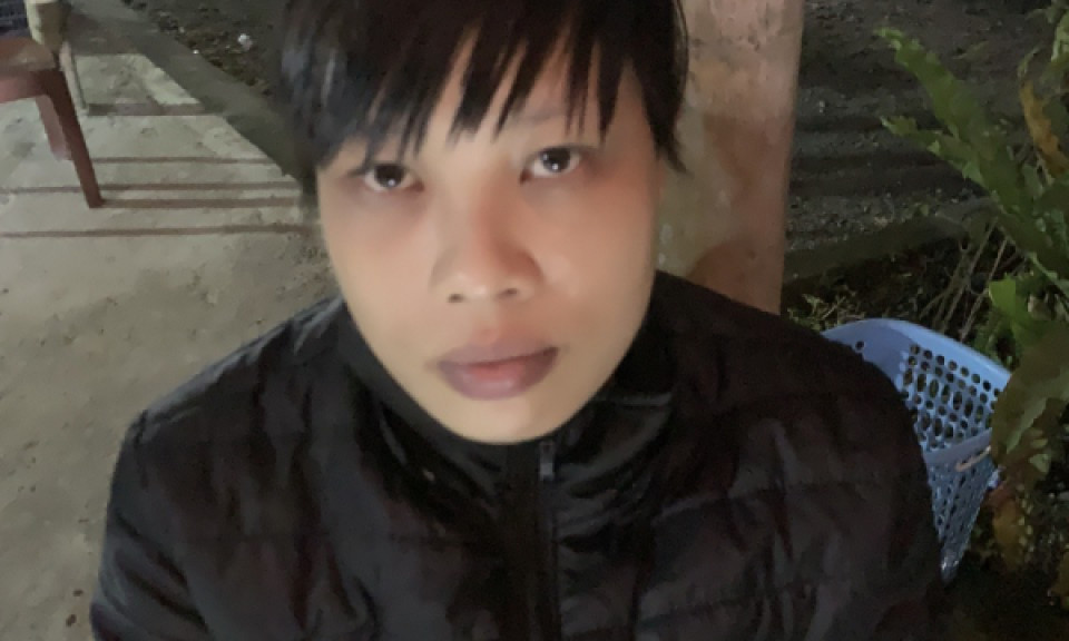 Lộ tẩy chân tướng người phụ nữ có thói quen nhận tiền qua khe cửa