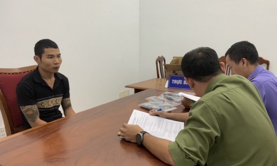 Một mình giữ 4 khẩu súng và gần 60 viên đạn để "phòng thân"