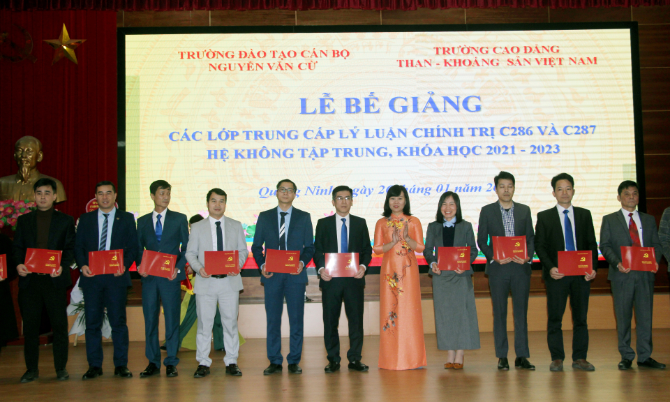Bế giảng các lớp trung cấp lý luận chính trị