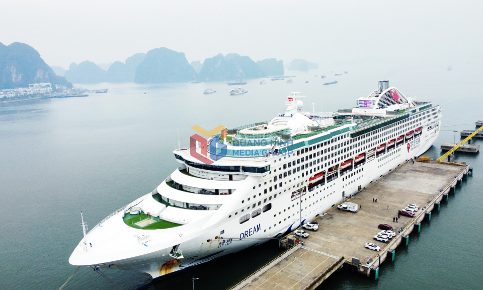 Tàu biển Dream Cruise trở lại Hạ Long sau dịch Covid-19