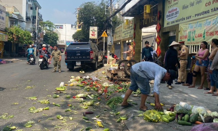 Ô tô bán tải ‘đại náo’ đường phố, 1 người nhập viện