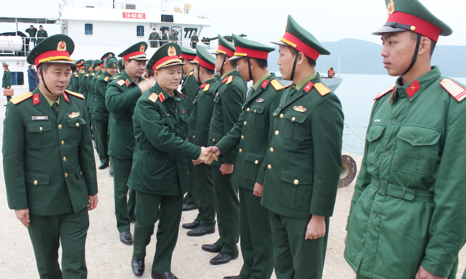 Đoàn công tác Bộ Tư lệnh Quân khu 3 thăm, chúc Tết trên tuyến đảo Đông Bắc, tỉnh Quảng Ninh