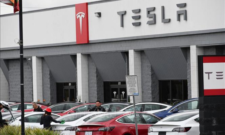 Gần 200.000 xe của Tesla lỗi phần mềm camera lùi