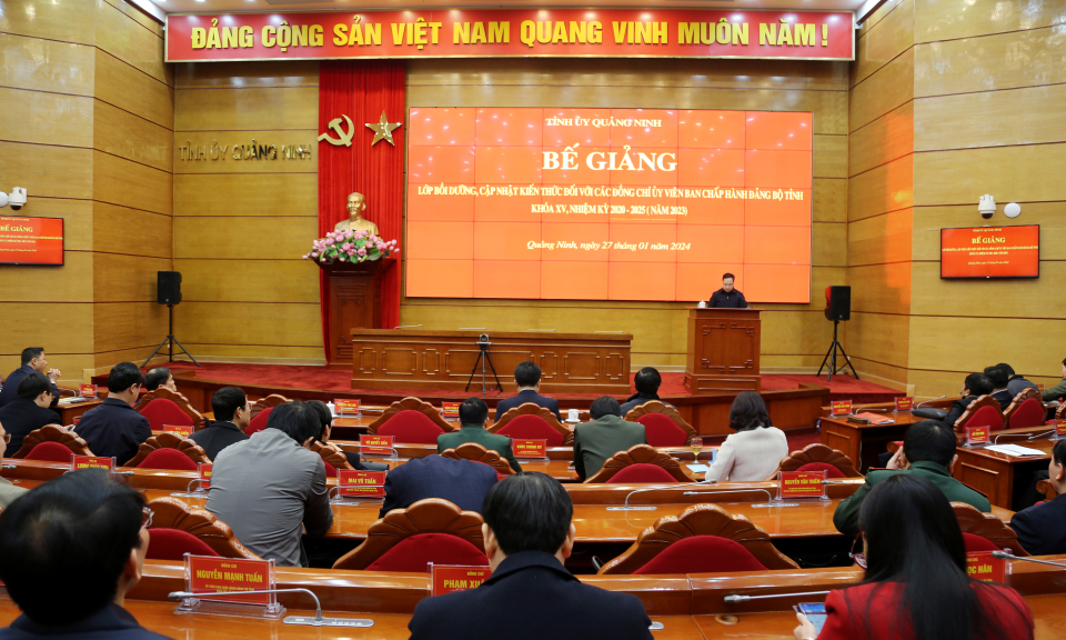 Bế giảng lớp bồi dưỡng, cập nhật kiến thức đối với các đồng chí Ủy viên BCH Đảng bộ tỉnh