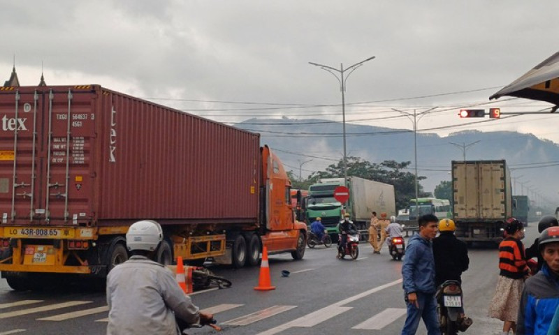 Hai vợ chồng thương vong sau va chạm với xe đầu kéo