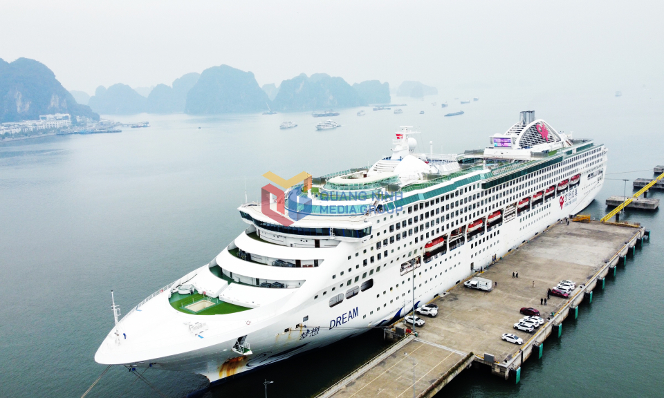 载有400名国际游客的国际邮轮抵达下龙湾