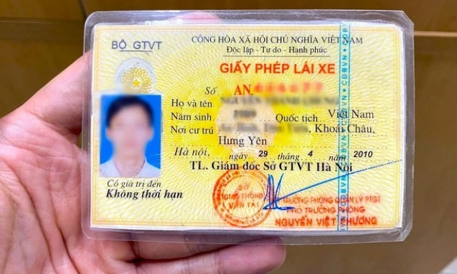 Không bắt buộc phải đổi GPLX cấp trước năm 2012 sang thẻ PET