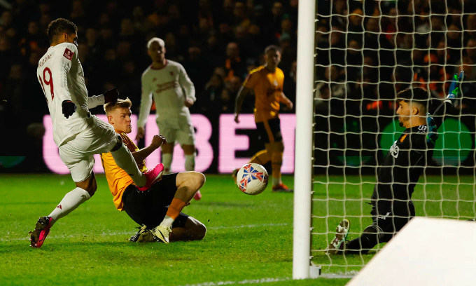 Man Utd thắng nhọc đội hạng Tư
