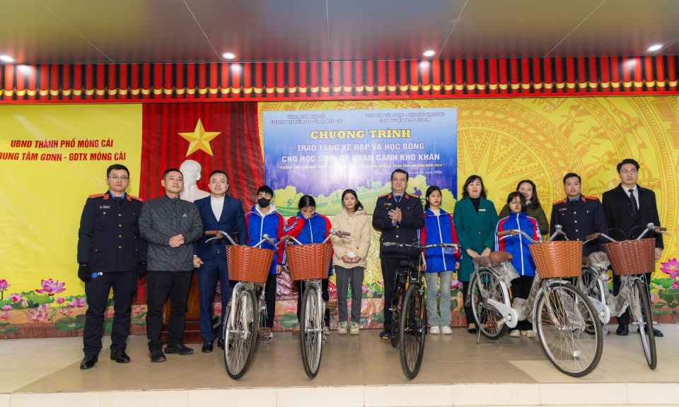 Tặng xe đạp và học bổng cho học sinh có hoàn cảnh khó khăn