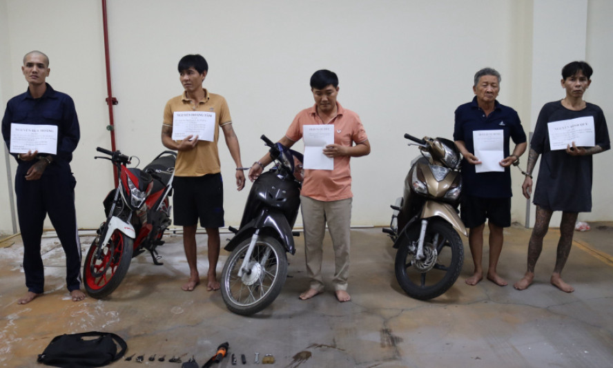 Tóm băng trộm chuyên “gắp mồi” lúc rạng sáng