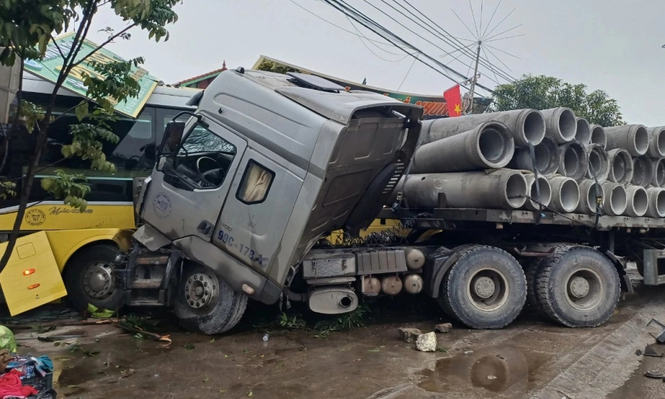 Xe đầu kéo va chạm xe khách rồi lao vào 4 nhà dân bên quốc lộ 1