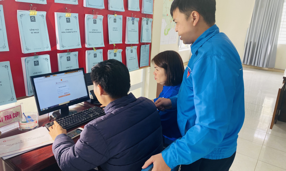 Hỗ trợ người dân tiếp cận nền tảng số