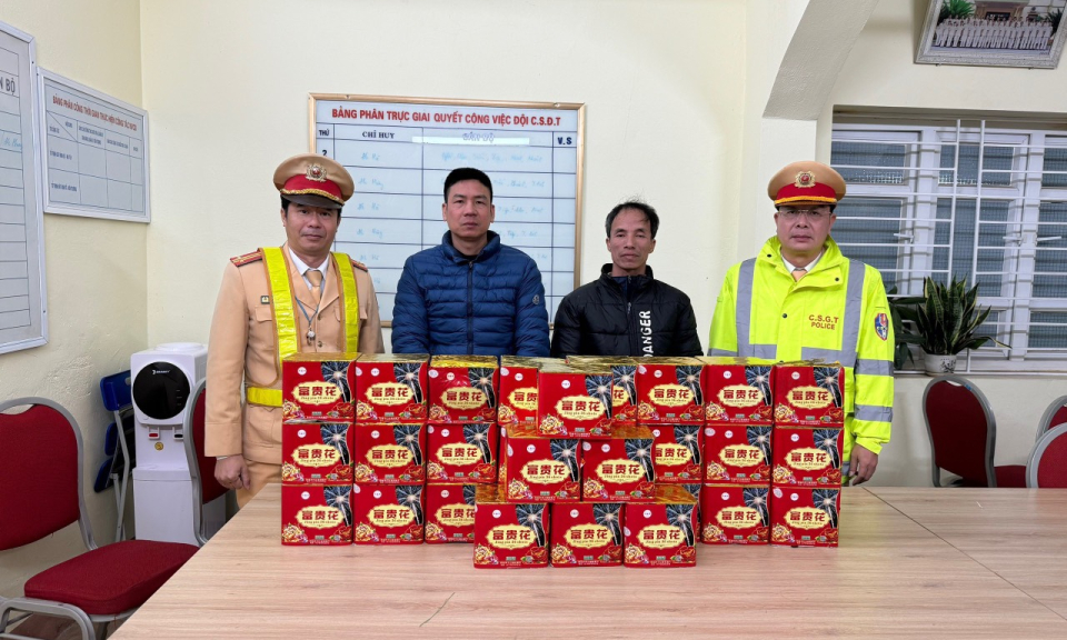 Bắt giữ 2 vụ vận chuyển ma túy và pháo trái phép