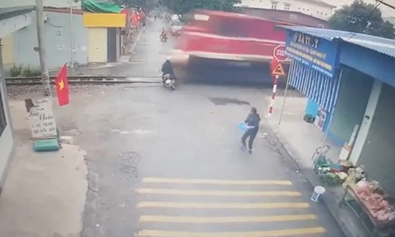 Băng qua đường sắt, người phụ nữ ở Hải Phòng tử vong