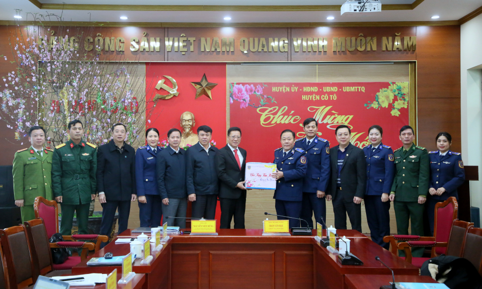 Bộ Tư lệnh Vùng Cảnh sát biển 1 tặng quà Tết tại huyện Cô Tô
